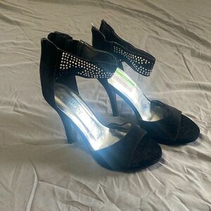 Women’s heels size 7 and a half (black)